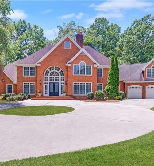 A Gorgeous Mansion on a 33-are Land in Lawrenceville